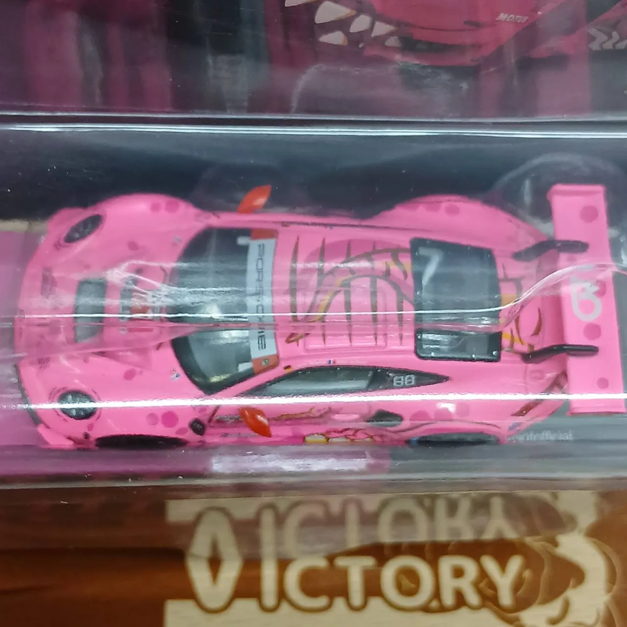 1/64 ポルシェ 911 GT3 R IMSA ロードアメリカ 2024 #77 AO Racing - 画像 (4)