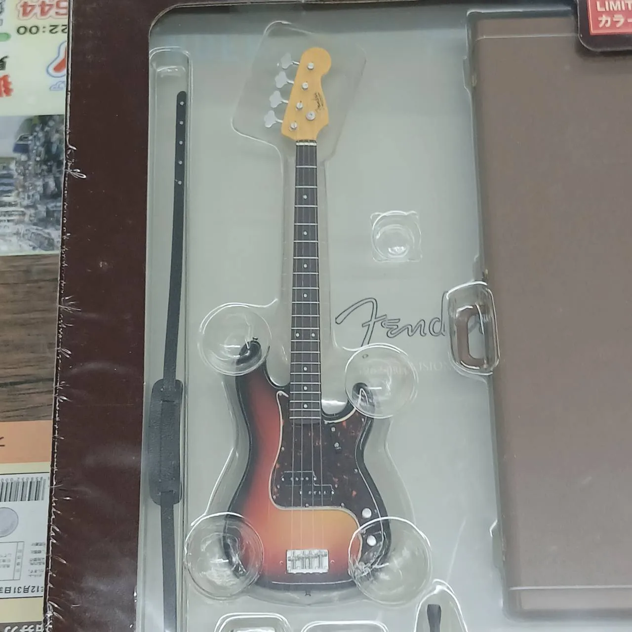 メディアファクトリー フェンダー ザ ベスト・コレクション 1962 プレシジョンベース&ブラウントーレックス・ケース - 画像 (3)