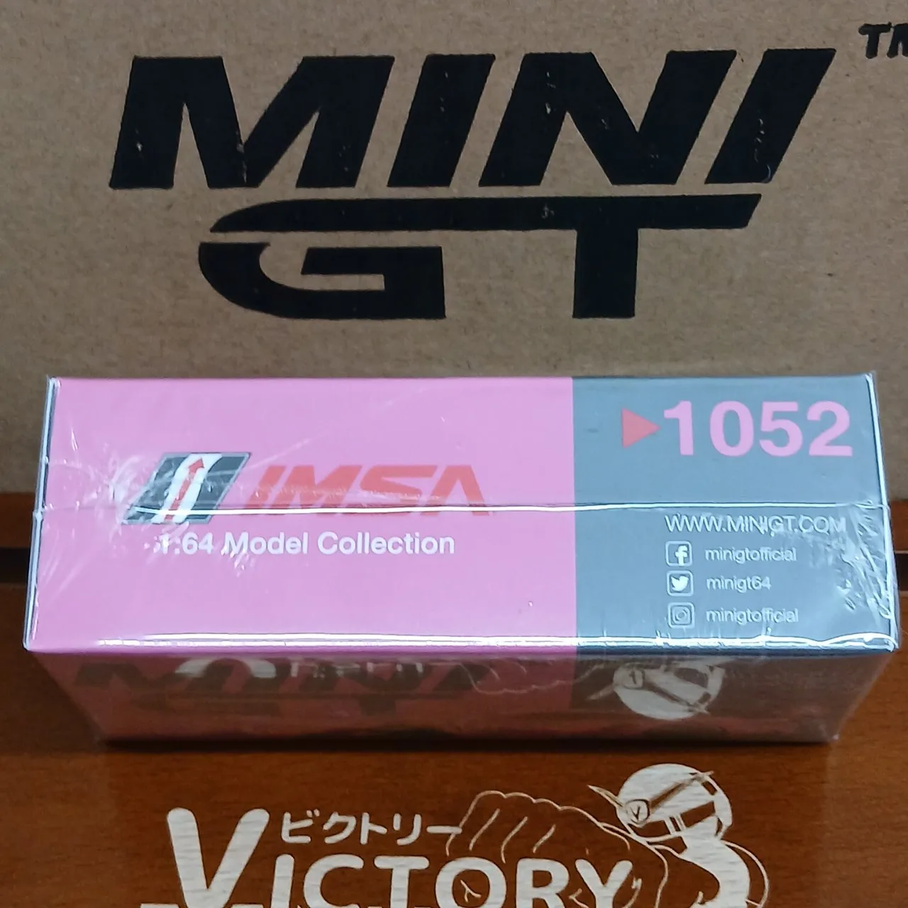 1/64 ポルシェ 911 GT3 R IMSA ロードアメリカ 2024 #77 AO Racing （箱） - 画像 (3)