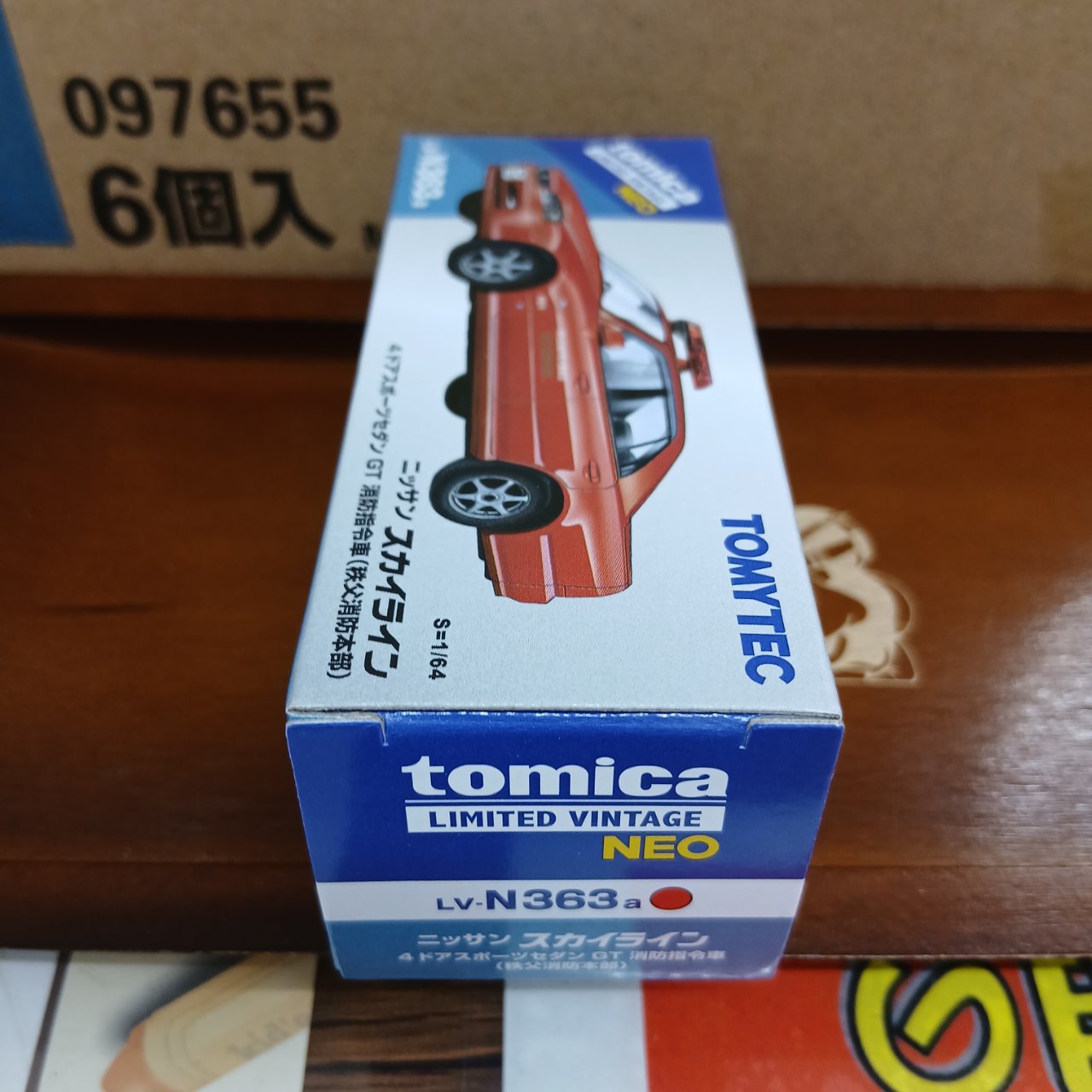 トミカリミテッドヴィンテージ ネオ LV-N363a ニッサン スカイライン 4ドア スポーツセダン GT 消防指令車(秩父消防本部) - 画像 (3)