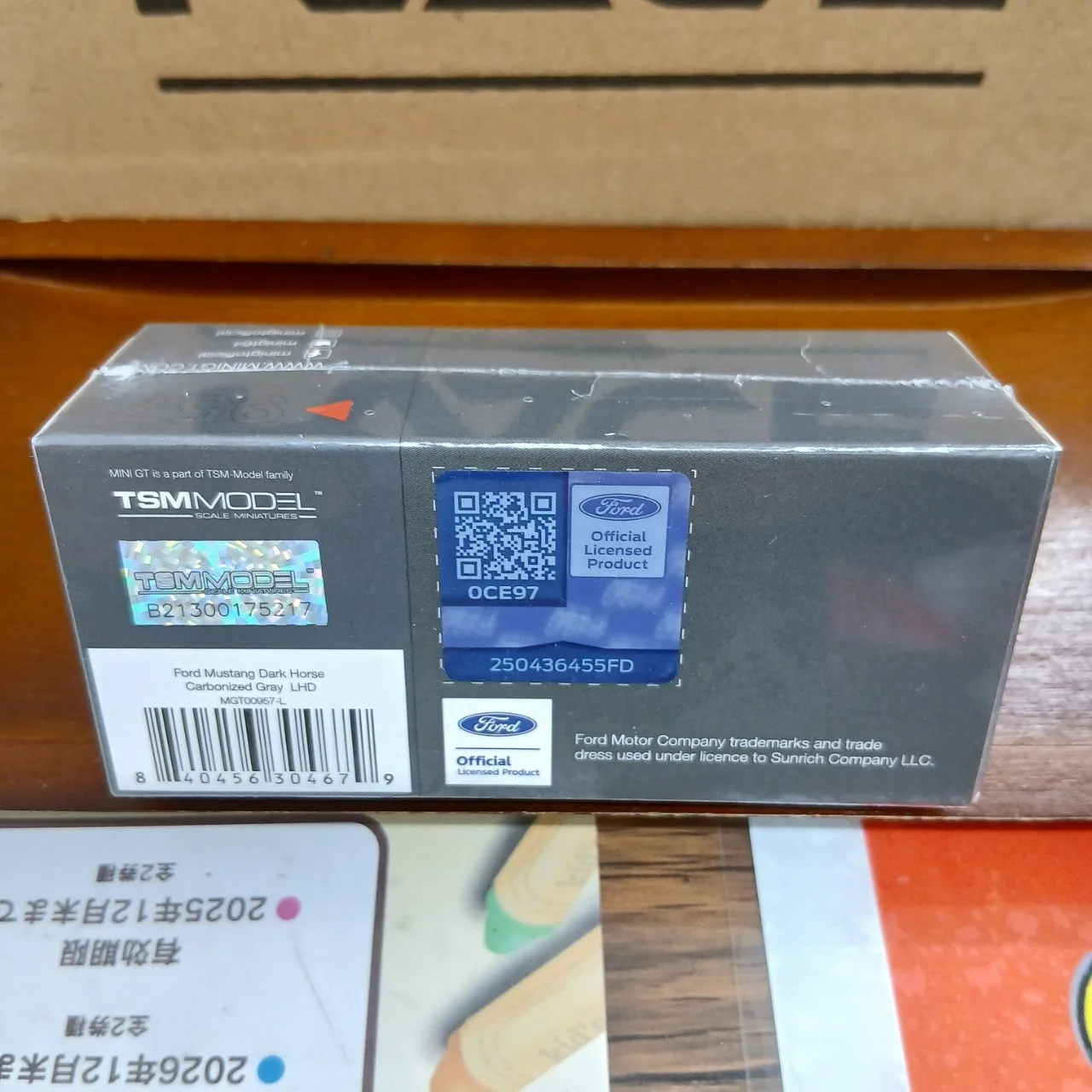 1/64 フォード マスタング ダークホース 2024 カーボナイズドグレー(左ハンドル) - 画像 (5)