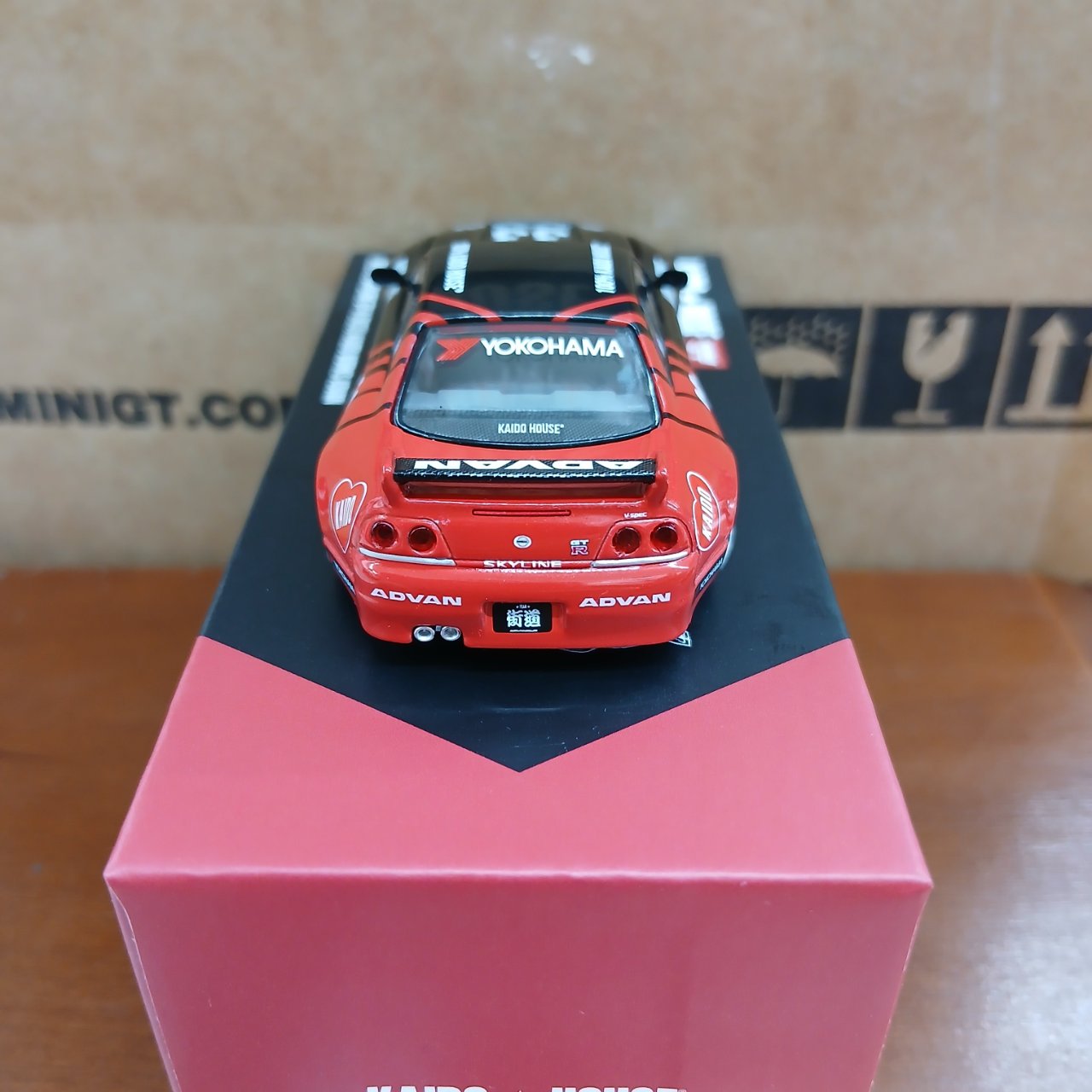 1/64 ニッサン スカイライン GT-R R33 Kaido Works ADVAN (右ハンドル
