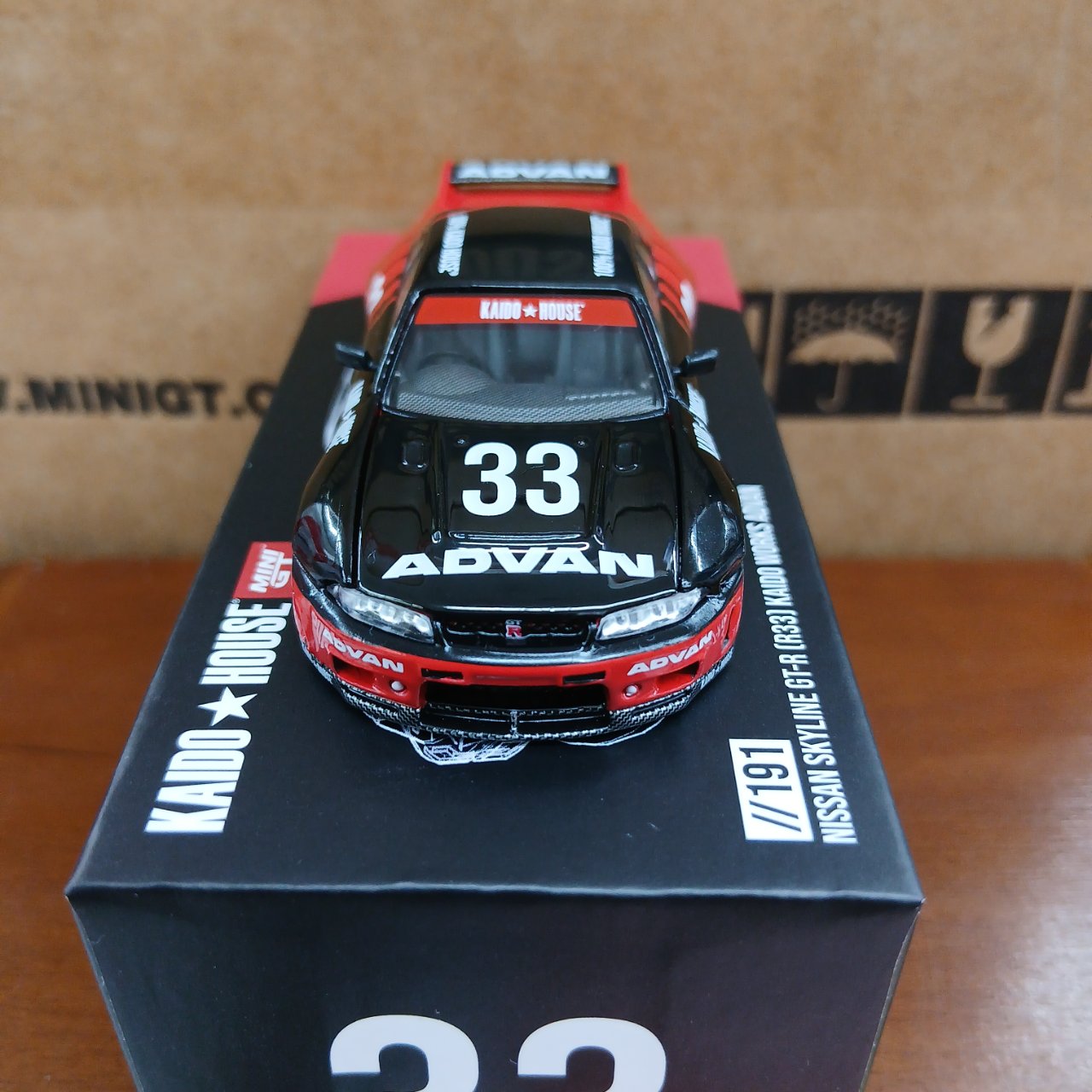 1/64 ニッサン スカイライン GT-R R33 Kaido Works ADVAN (右ハンドル