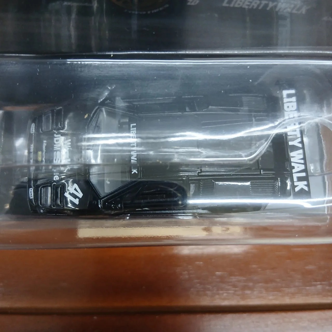 1/64 ランボルギーニ カウンタック LB-WORKS ブラック(左ハンドル) MGT01081-BL - 画像 (4)