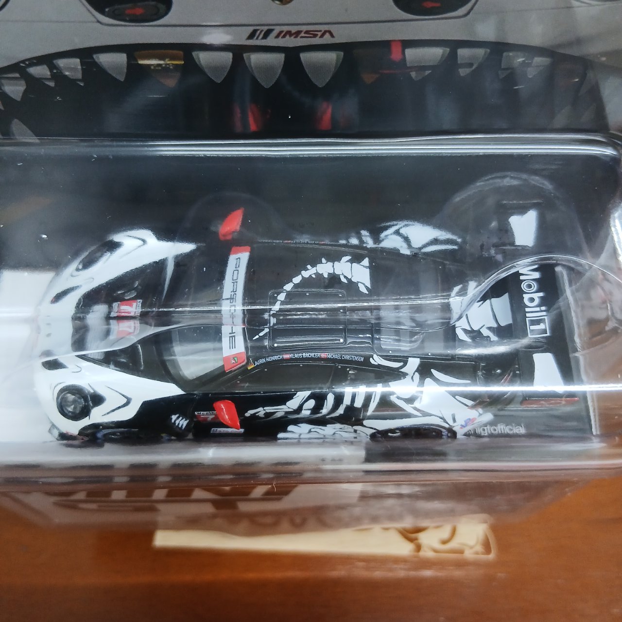 1/64 ポルシェ 911 GT3 R IMSA プチ・ル・マン 2025 #77 AO Racing(左