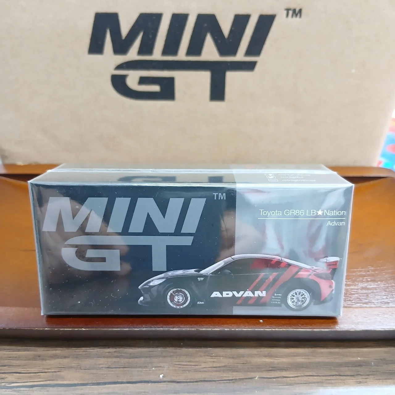 1/64 トヨタ GR86 LB★Nation アドバン(右ハンドル) MGT1173-R