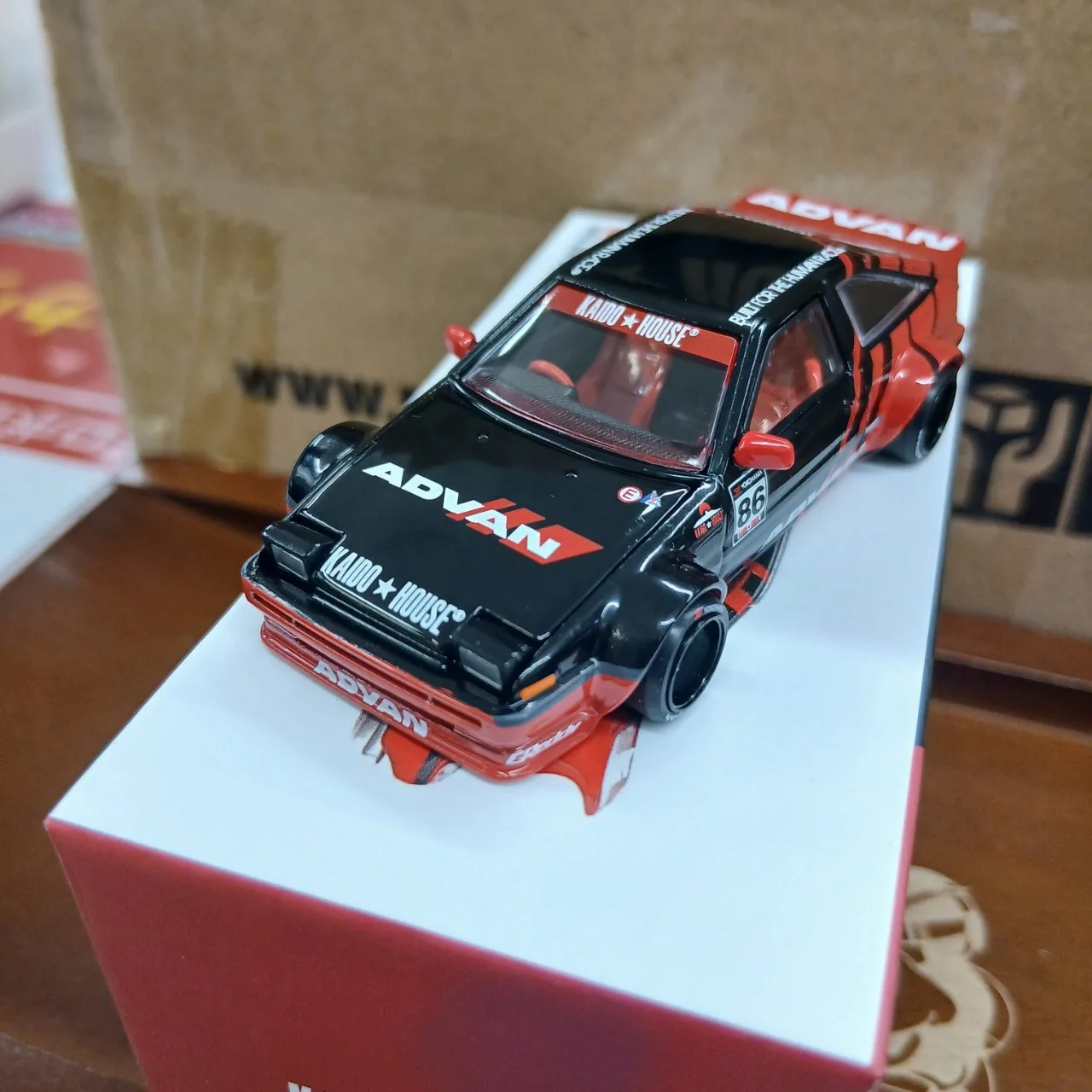 1/64 トヨタ AE86 スプリンタートレノ Kaido アドバン(右ハンドル) KHMG214 - 画像 (8)