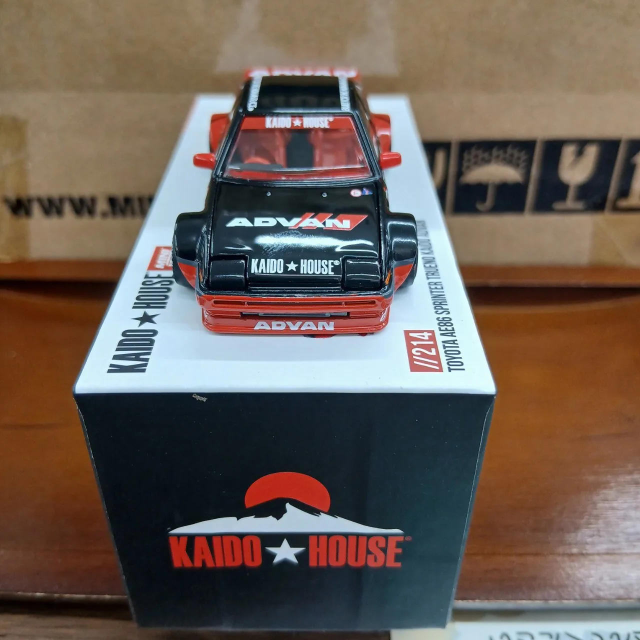 1/64 トヨタ AE86 スプリンタートレノ Kaido アドバン(右ハンドル) KHMG214 - 画像 (4)