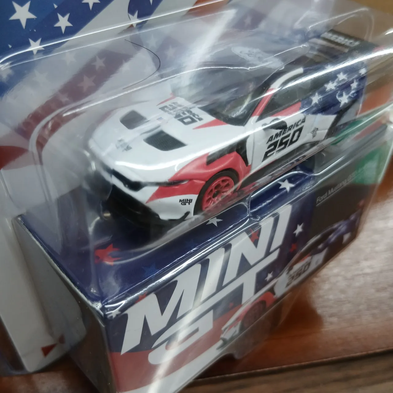 1/64 フォード マスタング GTD アメリカ建国250周年 (左ハンドル) 北米限定 MGT01301-BL ブリスター仕様 - 画像 (4)