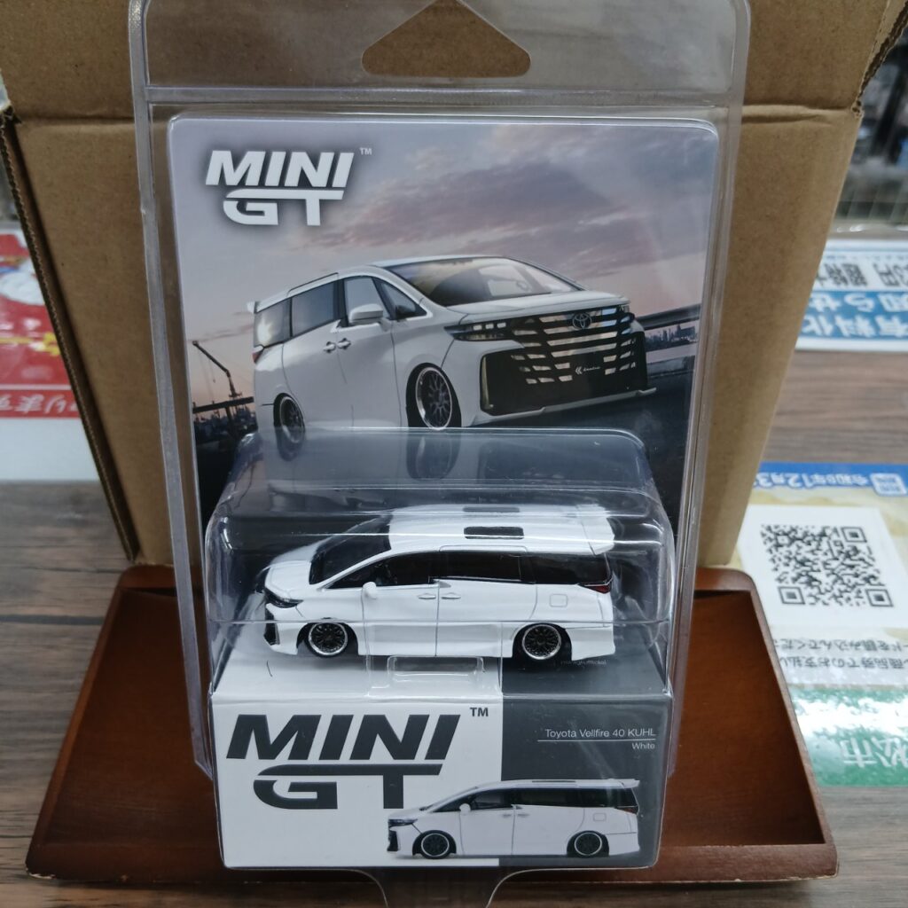 1/64 トヨタ ヴェルファイア 40 KUHL ホワイト（左ハンドル） MGT01180