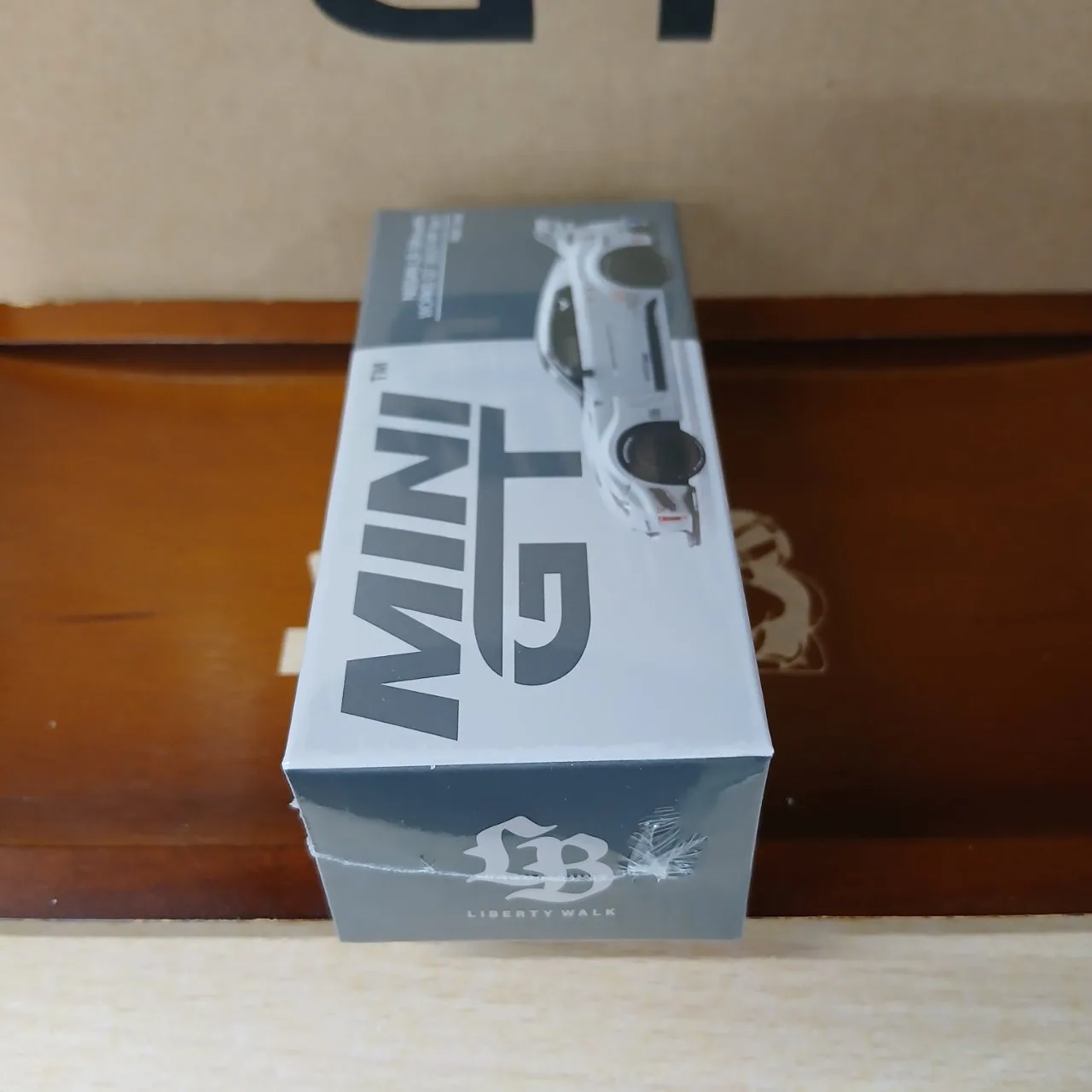 1/64 LB-Silhouette WORKS GT Nissan 35GT-RR バージョン1 マットグレー (左ハンドル) MGT01248-L - 画像 (3)