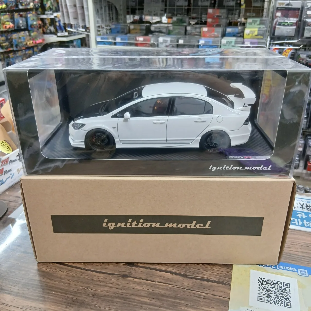 ignitionmodel 1/18 ホンダ シビック (FD2) タイプR ホワイト カーボンボンネット IG2827 - 画像 (3)